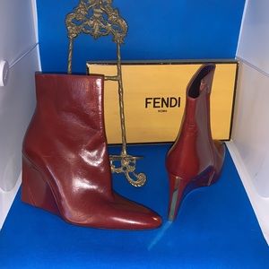 Gorgeous Authentic Fendi leather reddish brown wedge booties gold stripe